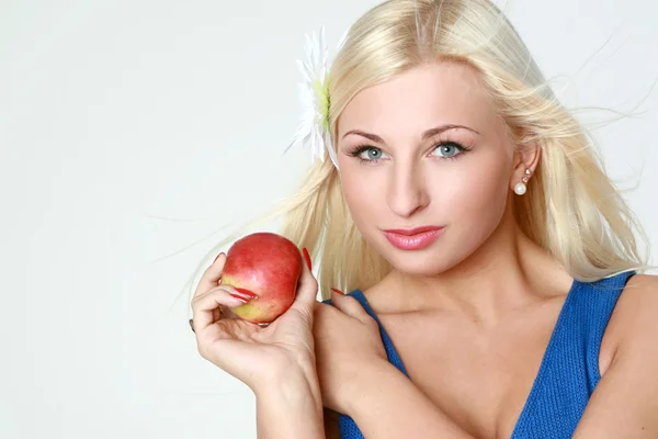 Piękna Seksowna blondynka z czerwonym jabłkiem — Zdjęcie stockowe
