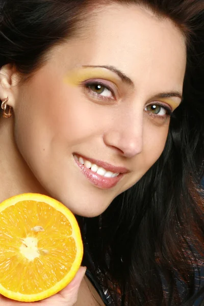 Vacker kvinna med halv apelsin — Stockfoto