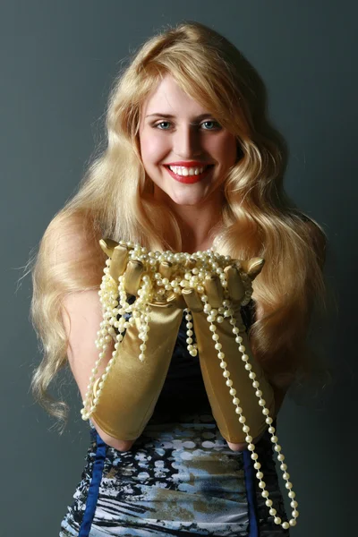 Блондинка з перловим намистом — стокове фото