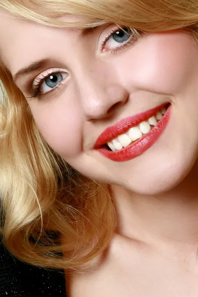 Jeune femme visage avec un grand sourire . — Photo