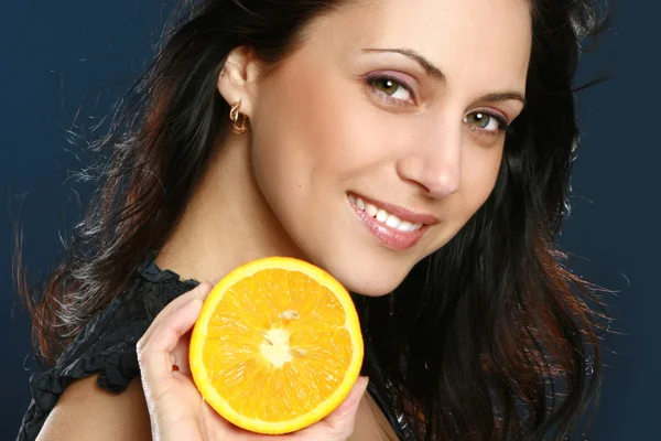 Красива жінка з половиною апельсина — стокове фото