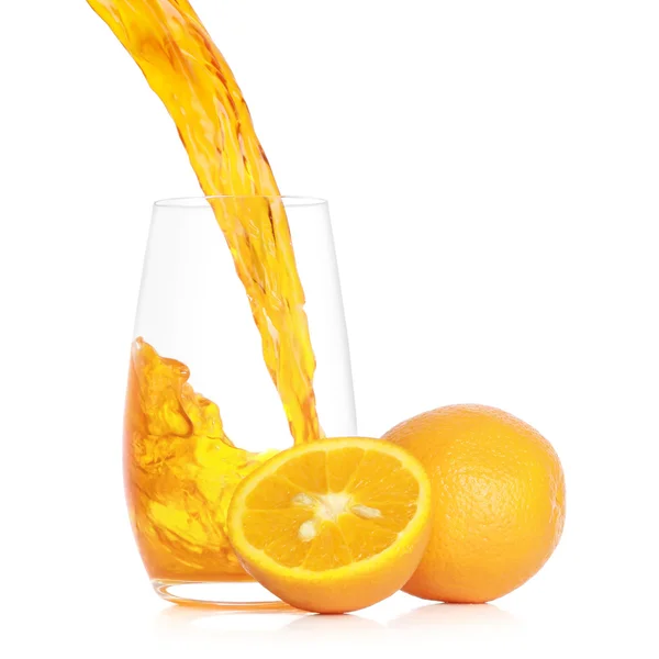 Wlewanie świeżego soku pomarańczowego do szklanki — Zdjęcie stockowe