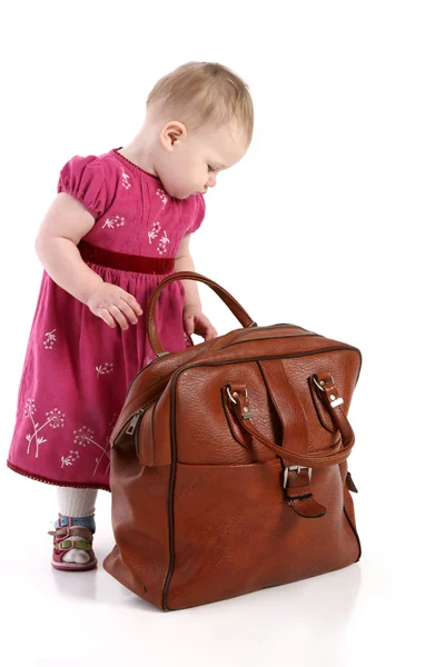 Maluch z stary torba podróżna — Zdjęcie stockowe