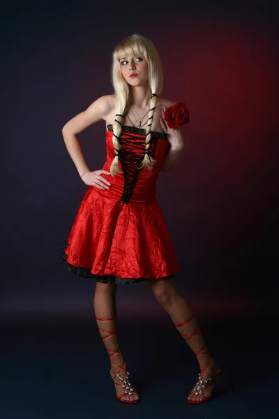 赤いサテンのようなドレスでセクシーな女性 — ストック写真