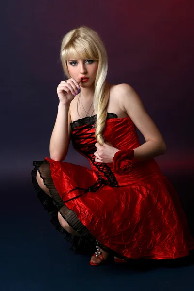 Sexy ženy v červené Saténové šaty s dlouhými vlasy — Stock fotografie