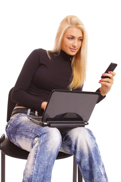 Bionda con un computer portatile e un telefono su uno sfondo bianco — Foto Stock