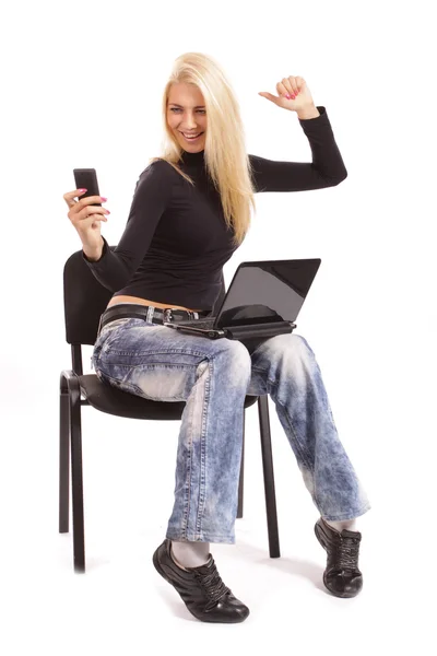 Blondin med en bärbar dator och en telefon på en vit bakgrund Stockbild
