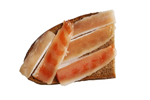 Красная рыба на куске черного хлеба — стоковое фото