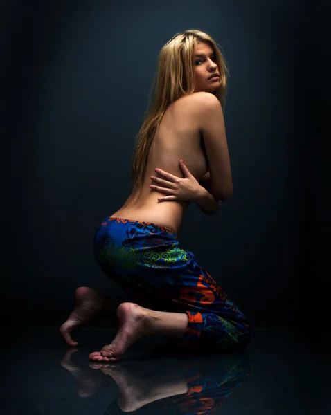 Женщина с голым туловищем — стоковое фото