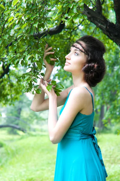 Woman at the tree — Stock Photo, Image