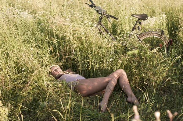 Relaxar depois de andar de bicicleta — Fotografia de Stock