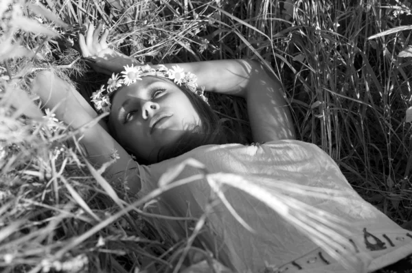 草原の上の女性 — ストック写真