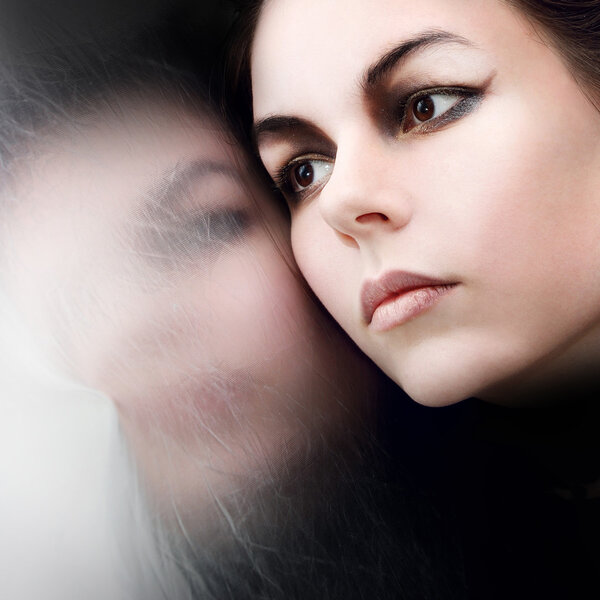 Красивая девушка выглядит сама по себе
