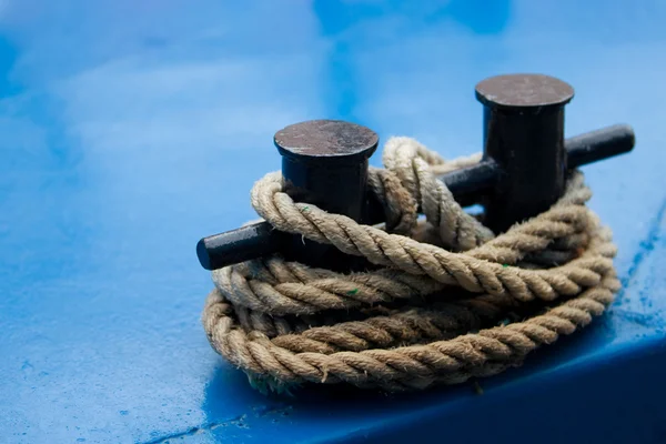 Old mooring bollard with heavy ropes — Stock Photo, Image
