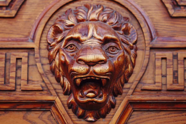 Großer Löwenkopf aus Holz — Stockfoto