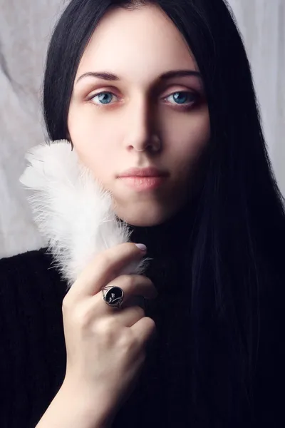 Retrato de la joven con los hermosos ojos azules —  Fotos de Stock