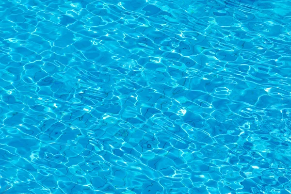Eau bleue dans la piscine — Photo