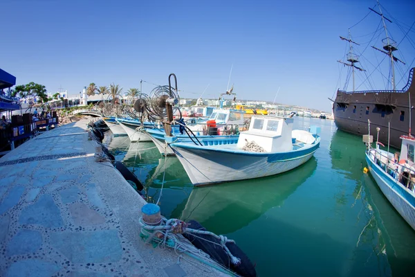 Рыбацкие лодки в порту — стоковое фото