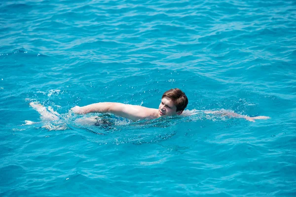 Młody człowiek pływa w morzu. — Zdjęcie stockowe