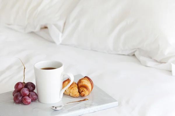 Yatakta kahvaltı. — Stok fotoğraf