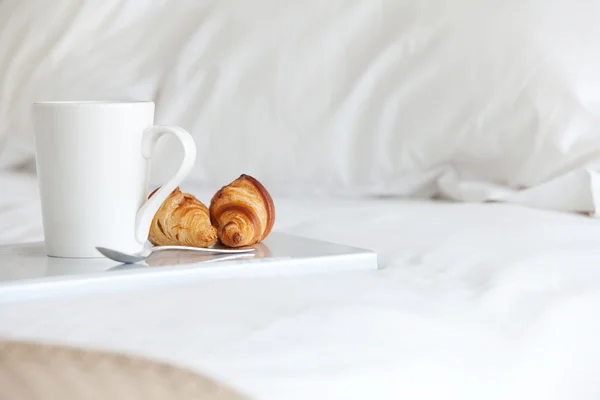 在床上吃早餐 免版税图库图片