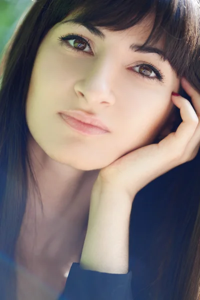Fiatal gyönyörű lány, hosszú fekete haj — Stock Fotó