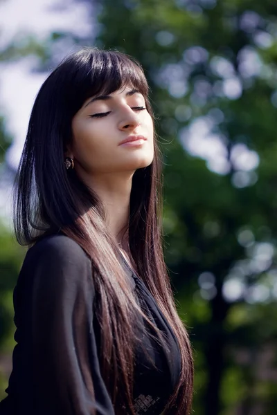 Молодая красивая девушка с длинными черными волосами — стоковое фото