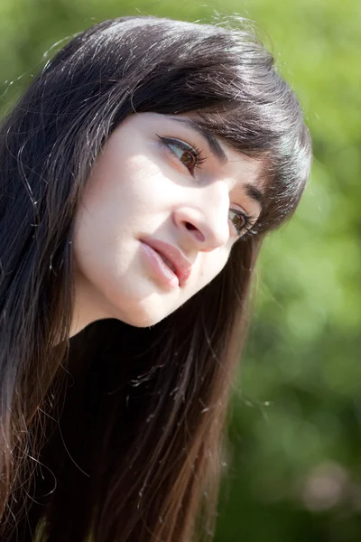 Fiatal gyönyörű lány, hosszú fekete haj — Stock Fotó