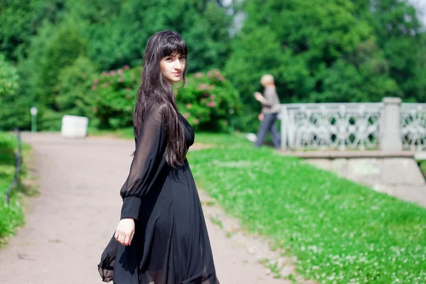Menina bonita nova com cabelo preto longo — Fotografia de Stock