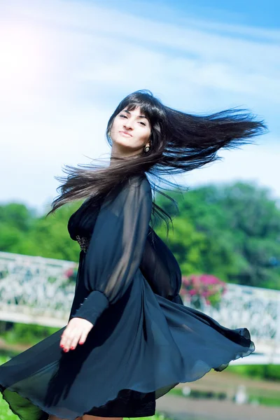 Menina bonita nova com cabelo preto longo — Fotografia de Stock