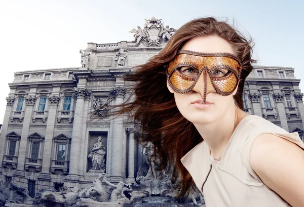 Hermosa chica con la máscara veneciana — Foto de Stock