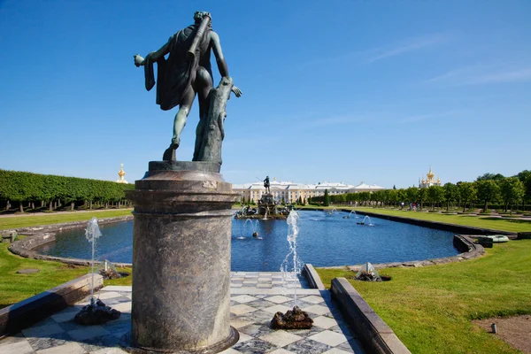 Palacio y la escultura de Apolo —  Fotos de Stock