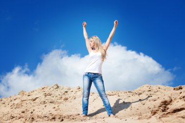 koyu mavi gökyüzü kız