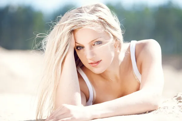 Ung vacker blondin — Stockfoto