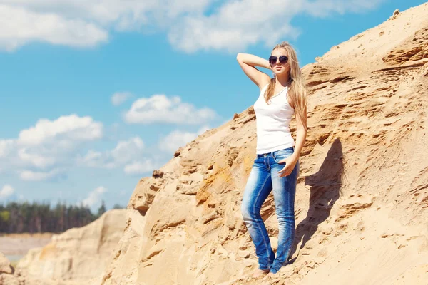 Девушка блондинка в джинсах — стоковое фото