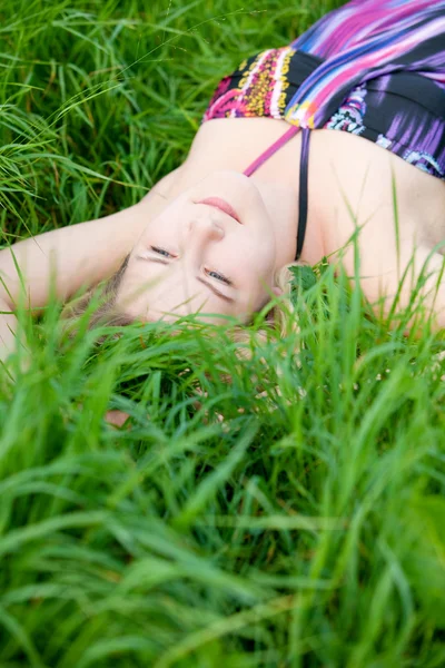 在草地上的女孩 — 图库照片