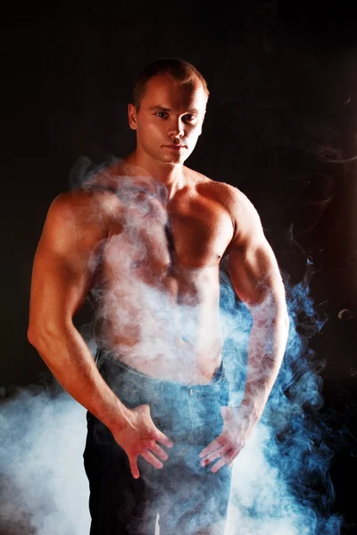 Młody człowiek sportowy nad dymu. — Zdjęcie stockowe