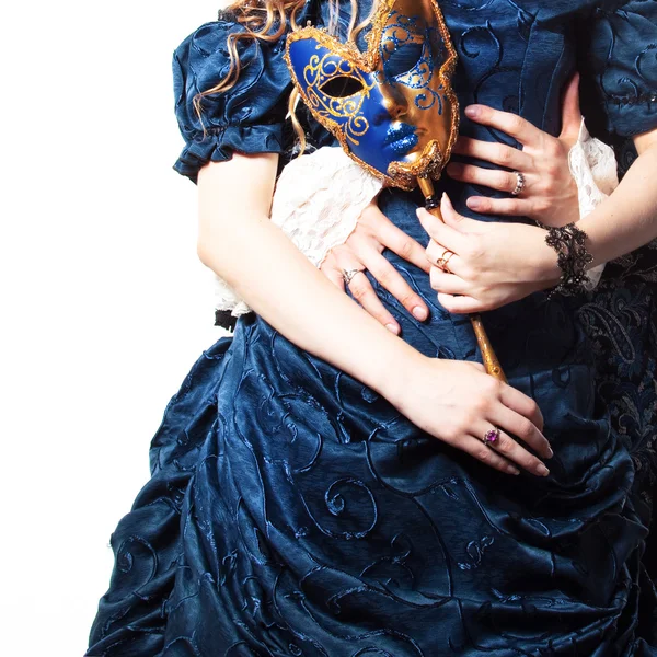 Vrouwelijke hand houdt het Venetiaanse masker — Stockfoto