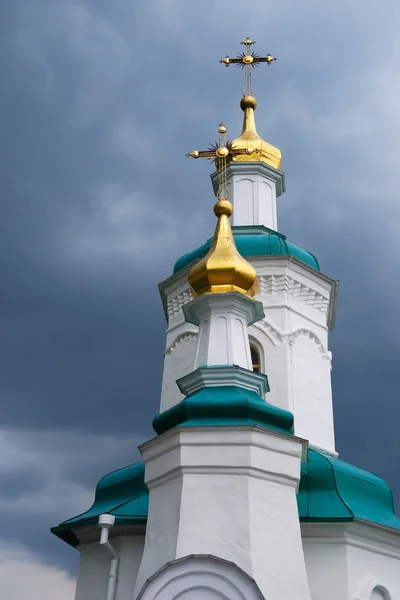 Позолочені куполи православної церкви — стокове фото