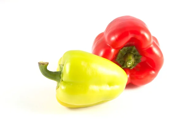 Dvě barevné paprica izolované — Stock fotografie