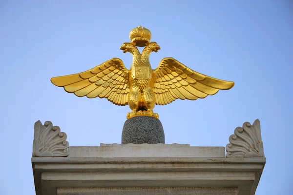 Gilt Águia Duas Cabeças Emblema Império Russo Monumento Alexander Yevpatoria — Fotografia de Stock
