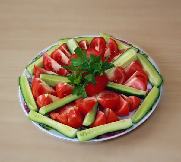 Skålen med skivade tomater och cucumb — Stockfoto