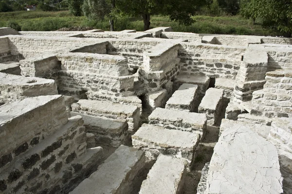 Ruines d'un vieux bain turc dans la ville Orhei de Moldavie — Photo