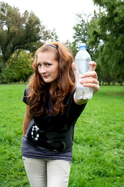 Flicka med en flaska vatten — Stockfoto