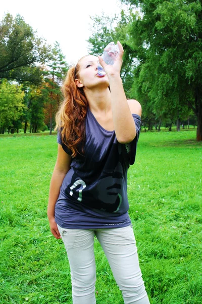 Chica bebe agua —  Fotos de Stock