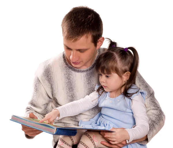 Lezen van een boek en gelukkige familie — Stockfoto