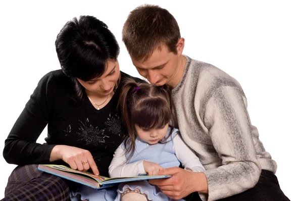 Счастливая семья читает книгу — стоковое фото
