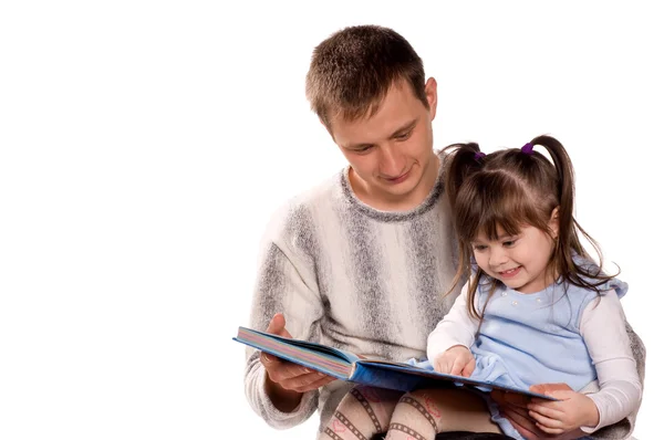 Familia feliz leyendo un libro Imágenes de stock libres de derechos