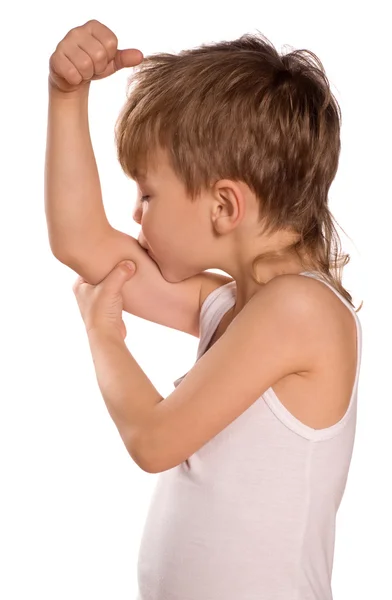 Malý chlapec protahuje biceps — Stock fotografie