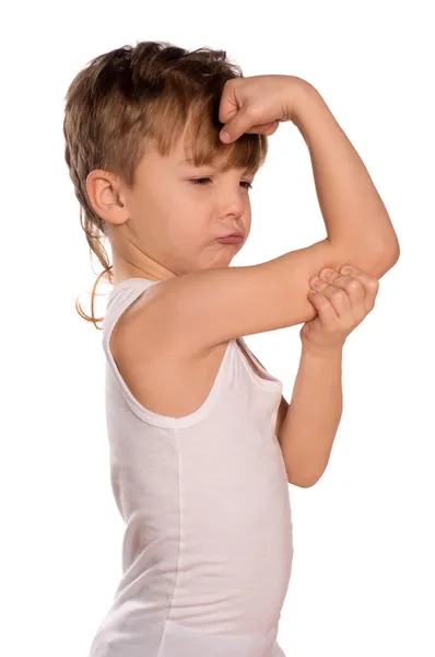 Niño pequeño flexionando bíceps — Foto de Stock